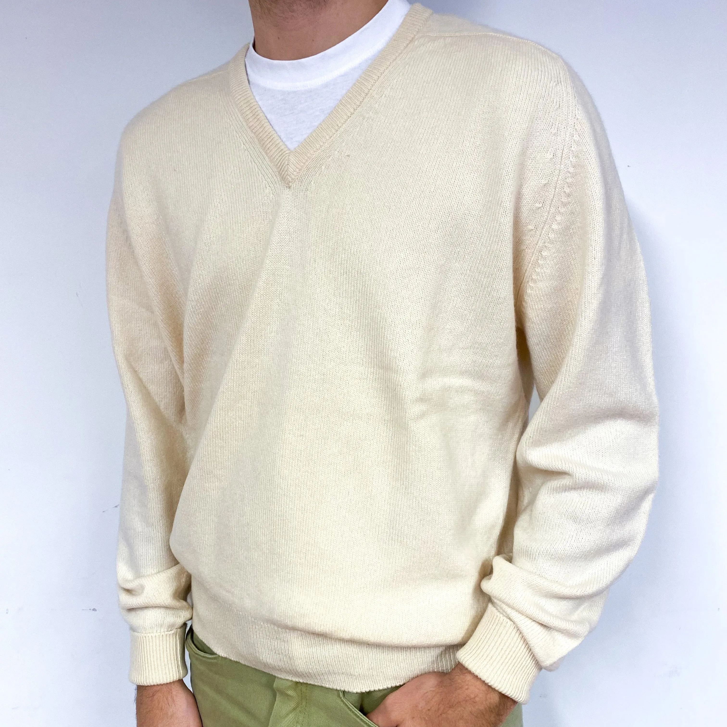 Men's Scottish Vintage Cream Cashmere V-Neck Jumper Large